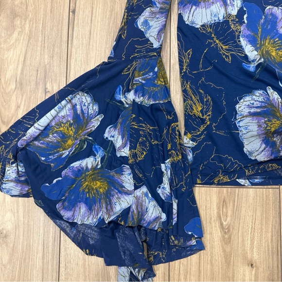 We The Free People Top Shirt Blue Floral Bell Sleeve Birds of Paradise Large - Picture 6 of 8